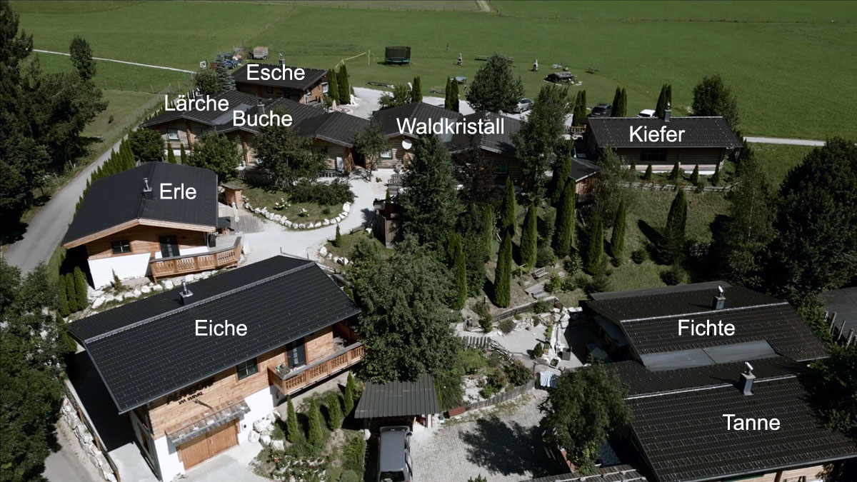 Willkommen in unseren Alm-Chalets
…einem perfekten Rückzugsort für Ihren Urlaub. Mit unserer Auswahl an einzigartigen Chalets bieten wir Ihnen eine idyllische und komfortable Unterkunft mitten in der Natur. Die authentischen barrierefreien Chalets überzeugen alle mit viel urigem Charme und Liebe zum Detail. Jedes Chalet ist ebenerdig (rollstuhlgerecht – nicht Behindertengerecht) verfügt über eine eigene Terrasse, einen Vorraum, gemütlichen Wohnraum mit Wohnlandschaft, Küche und Sitzecke, Schlafzimmer, Bad und separater Toilette und Kaminofen oder Tischherd ( Erle und Eiche ). Die Chalet Typen 1 und 2 unterscheiden sich dadurch, ob das Chalet alleinstehend oder ein Doppelchalet ist.