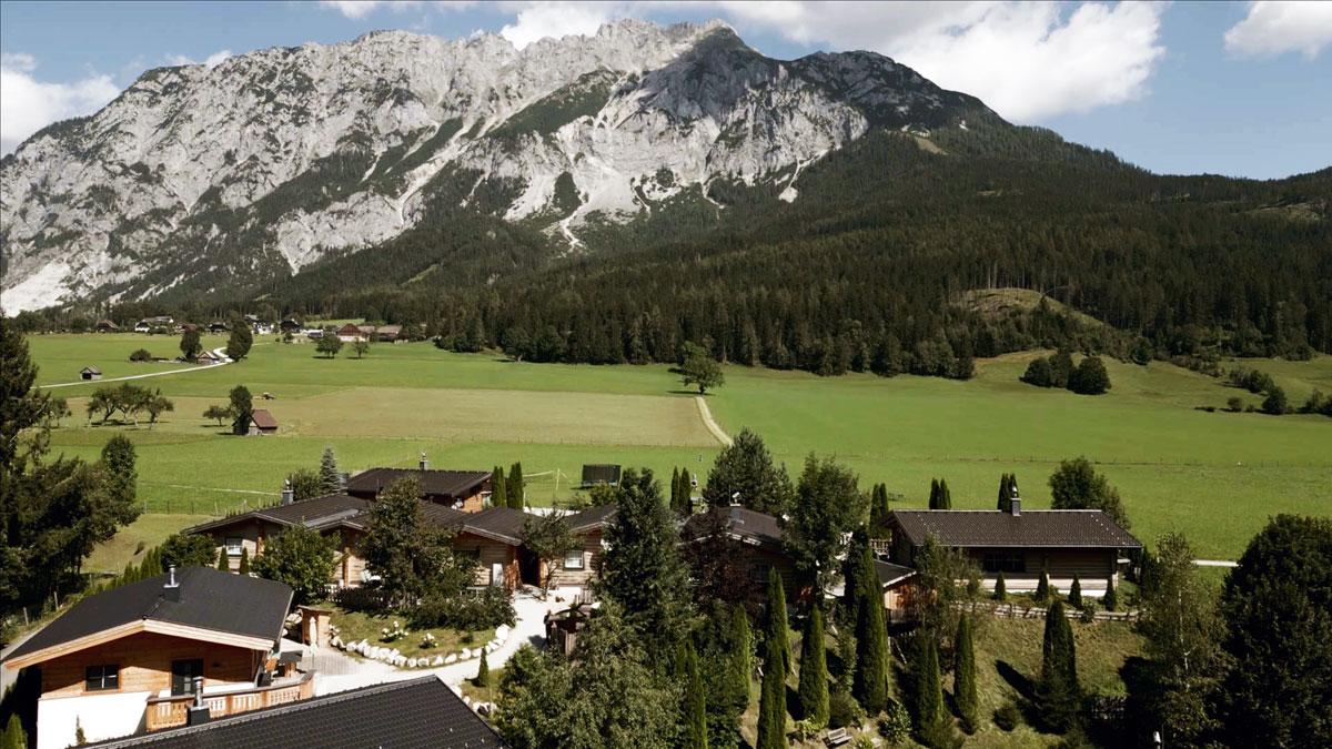 Willkommen in unseren Alm-Chalets
…einem perfekten Rückzugsort für Ihren Urlaub. Mit unserer Auswahl an einzigartigen Chalets bieten wir Ihnen eine idyllische und komfortable Unterkunft mitten in der Natur. Die authentischen barrierefreien Chalets überzeugen alle mit viel urigem Charme und Liebe zum Detail. Jedes Chalet ist ebenerdig (rollstuhlgerecht – nicht Behindertengerecht) verfügt über eine eigene Terrasse, einen Vorraum, gemütlichen Wohnraum mit Wohnlandschaft, Küche und Sitzecke, Schlafzimmer, Bad und separater Toilette und Kaminofen oder Tischherd ( Erle und Eiche ). Die Chalet Typen 1 und 2 unterscheiden sich dadurch, ob das Chalet alleinstehend oder ein Doppelchalet ist.